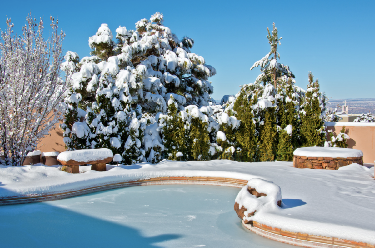 Comment préparer votre piscine pour l’hiver : hivernage actif ou passif ?