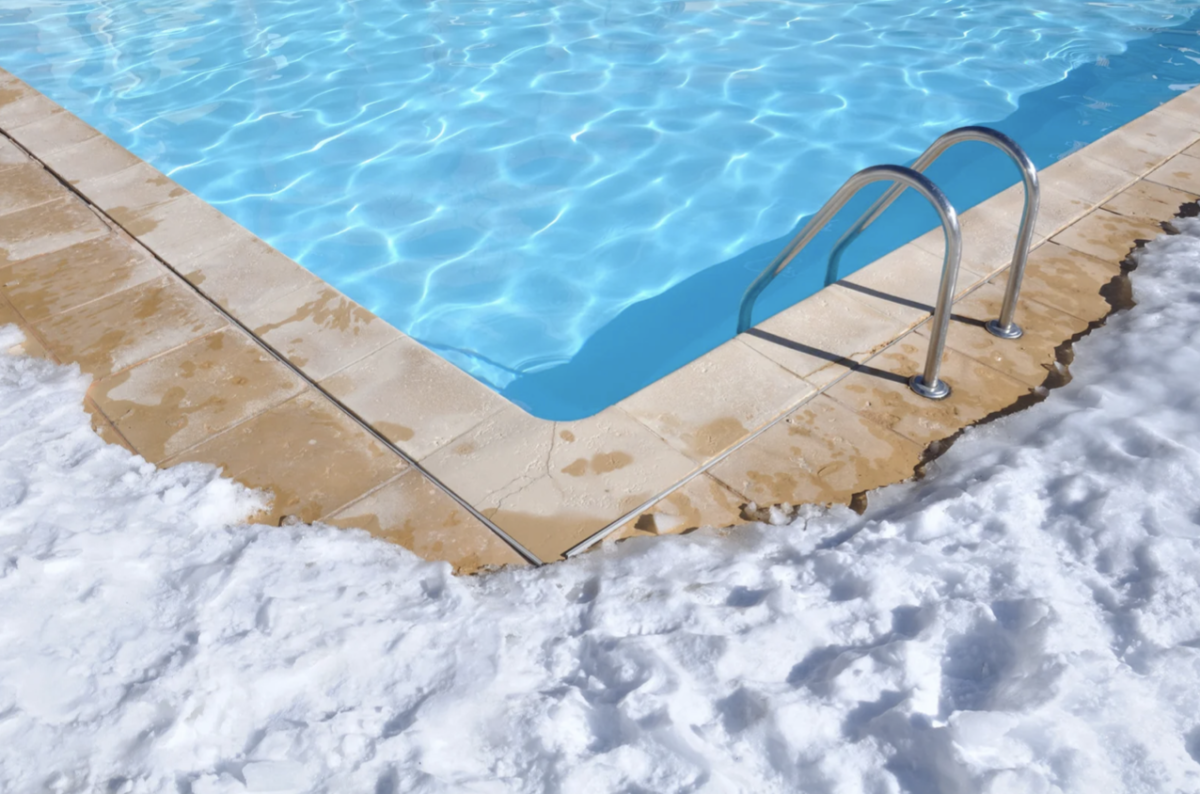 Comment préparer votre piscine pour l’hiver : hivernage actif ou passif ?